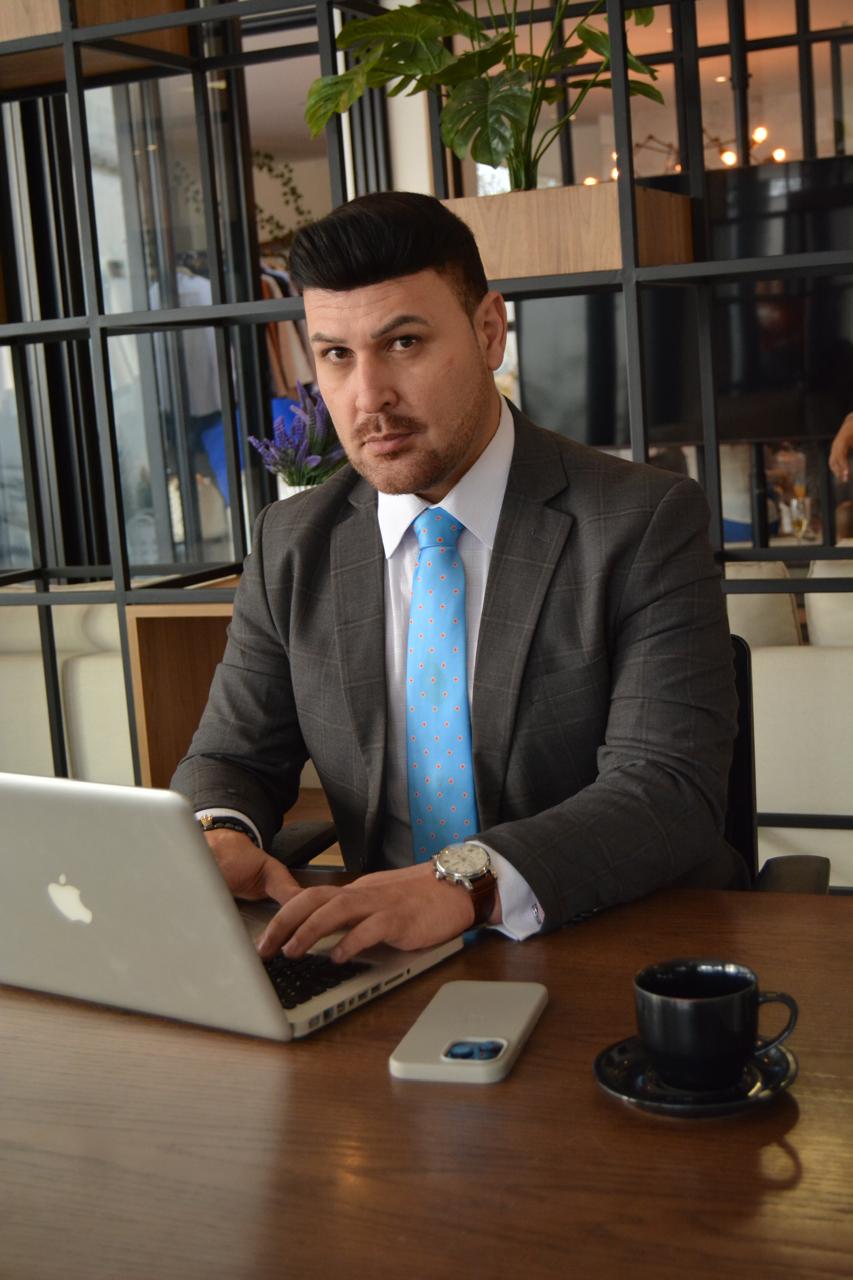 Dr. Alan Bueno De Gois em seu escritório